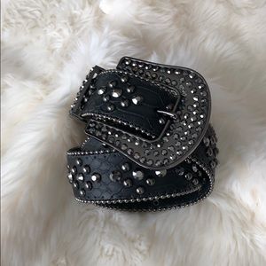 Gun metal rhinestone belt from the Buckle, Medium